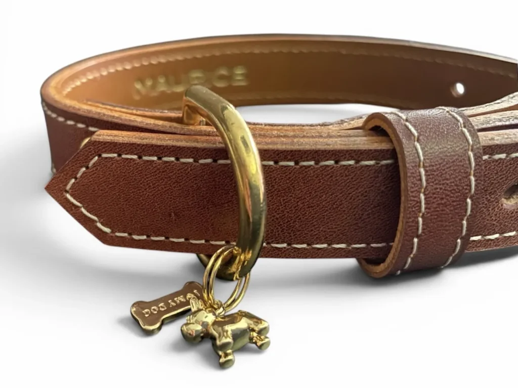 collier chien marron avec charms en laiton